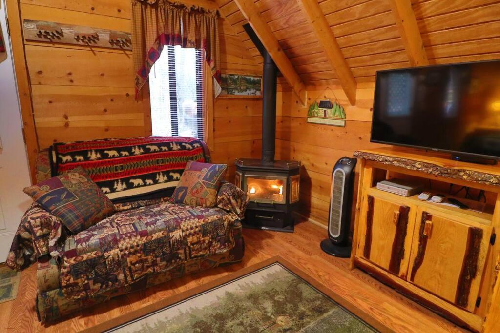Cute Updated Mountain Cabin Fireplace #3 ヘレン エクステリア 写真