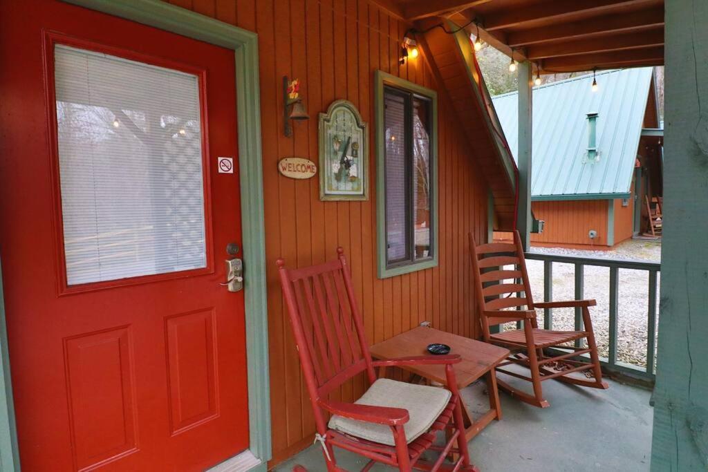 Cute Updated Mountain Cabin Fireplace #3 ヘレン エクステリア 写真