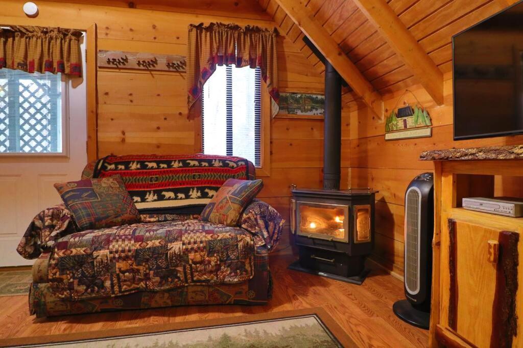 Cute Updated Mountain Cabin Fireplace #3 ヘレン エクステリア 写真